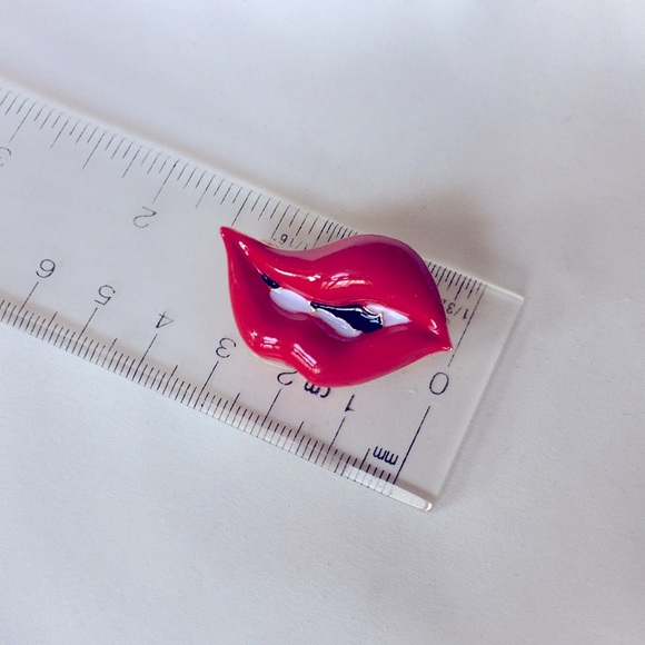 ๐50% OFF/3+...Enamel Red Lips Brooch - Picture 4 of 4